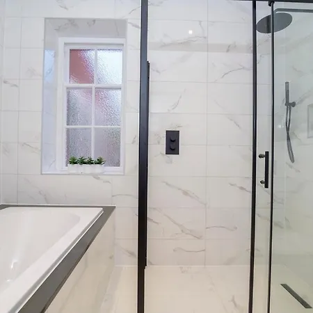 The Presidential Suite, With Free Parking! Апартаменты *